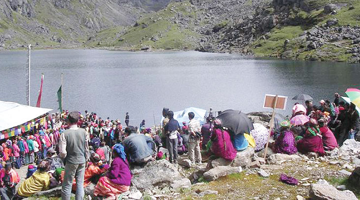 Devotees throng Gosaikunda