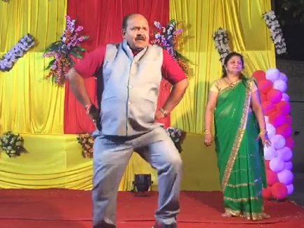 सालीको विवाहमा डान्स गरेर इन्टरनेट सनसनी बने यी प्राध्यापक (भिडियोसहित)