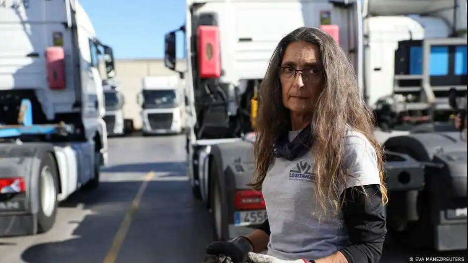 स्पेनको सडकमा ‘ट्रक चालक हजुरआमा’