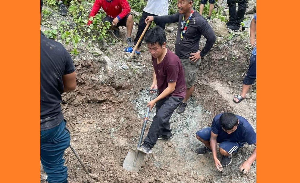 श्रमदानमा रमाउँदै धरान उपमहानर प्रमुख हर्कराज राई