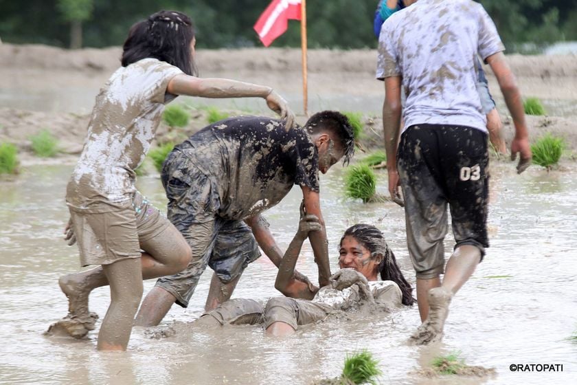 युवा पुस्ताको हिलो मोह ( हेर्नुस् तस्विर)