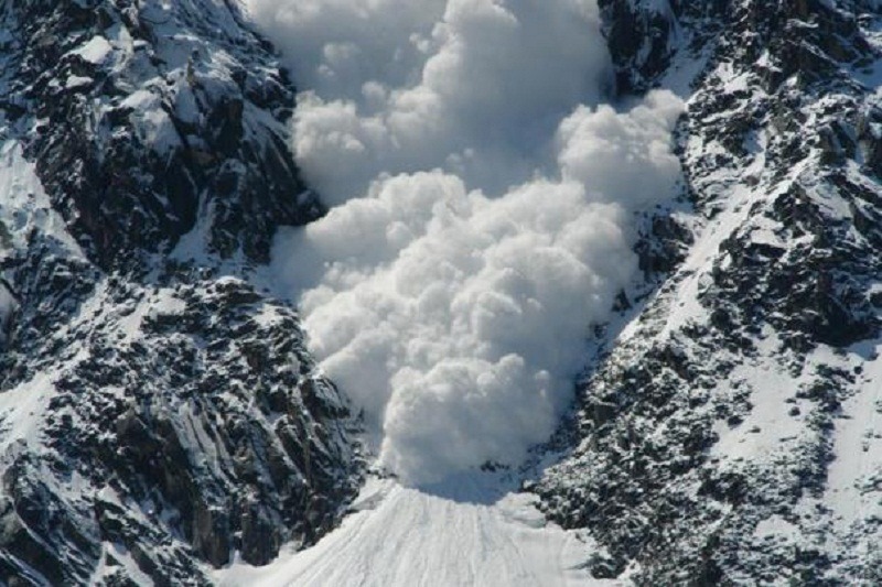 Three people go missing in avalanche