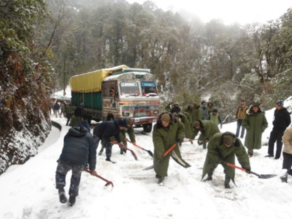 Snowfall in Dadeldhura causes transportation halt in seven hilly districts
