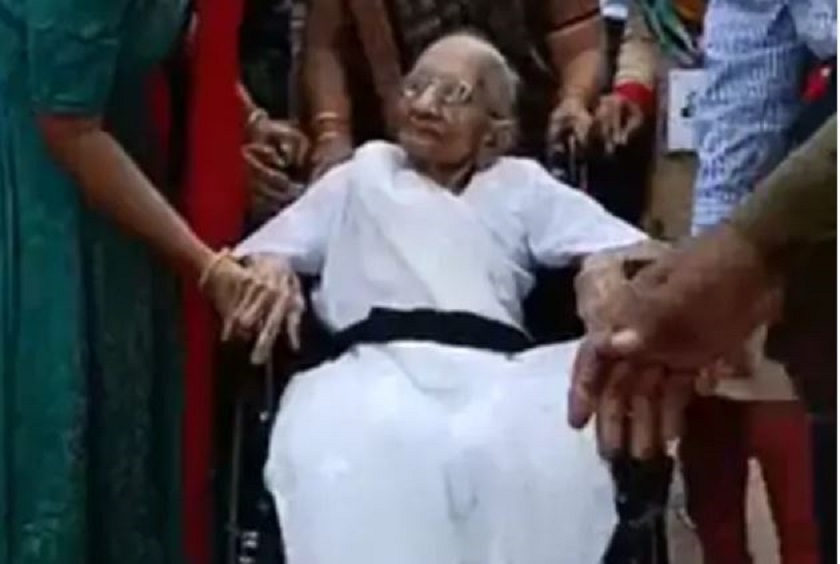 भारतीय प्रधानमन्त्री मोदीकी १०० वर्षीया आमाद्वारा मतदान