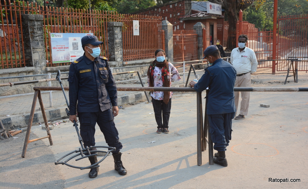 मास्क नलगाउनेमाथि प्रहरीले कारबाही थाल्यो (तस्बिरहरु)