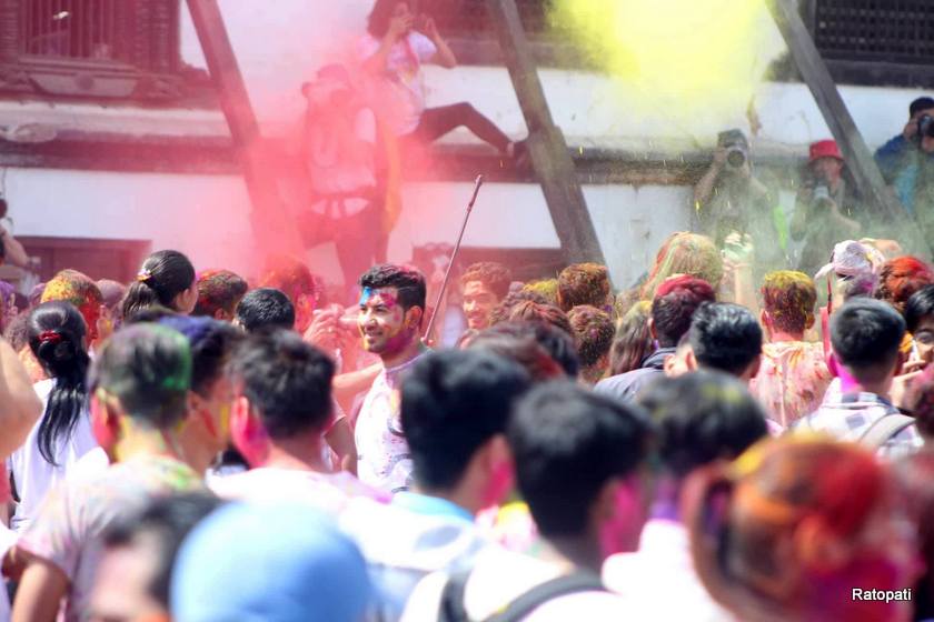 होलीमा रंगिएको बसन्तपुर, जहाँ देखिए यस्ता २४ रोमाञ्चक दृष्य (फोटोफिचर)