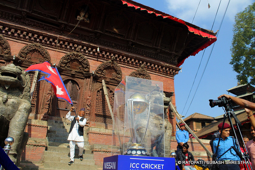   वसन्तपुरमा विश्वकप क्रिकेटको ट्रफी, फोटो खिच्नेको भीड (फोटोफिचर)