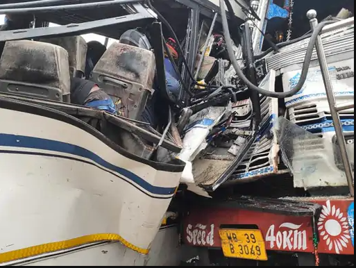 भारतः ग्यास सिलिन्डरले भरिएको ट्रकसँग बस ठोक्कियो, १० को मृत्यु