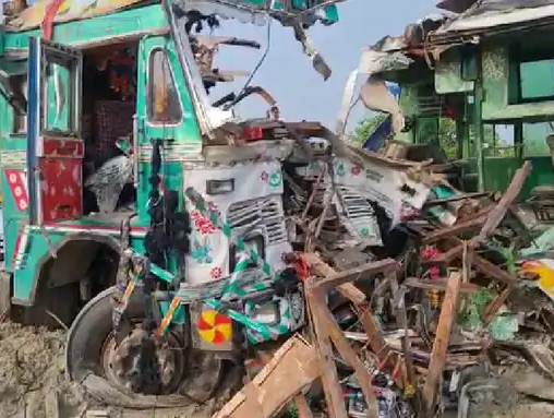 गाई जोगाउन खोज्दा भारतमा ट्रक र पर्यटक बस ठोक्किए, ९ को मृत्यु