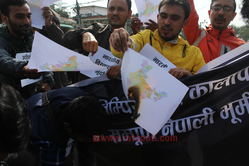 भारतीय दूतावास अगाडि जलाइयो भारतको नक्सा