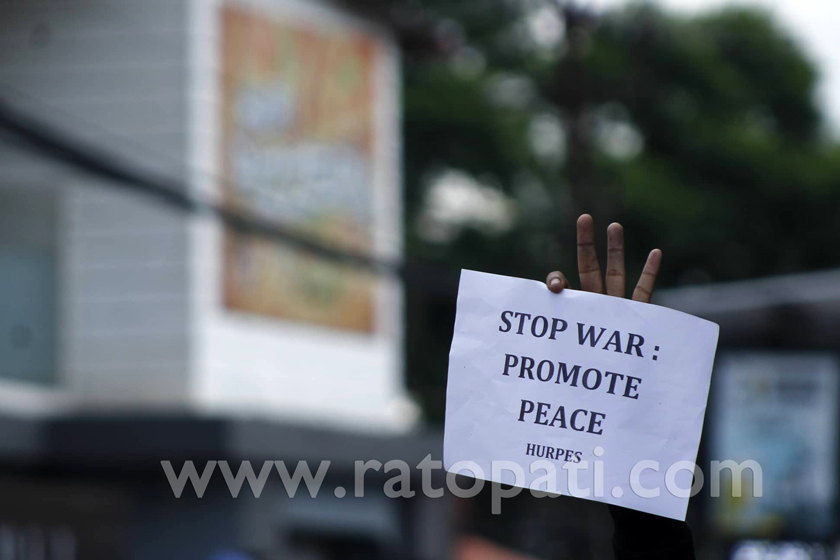 शान्ति कायम गर्न भन्दै भारतीय र पाकिस्तानी दूतावास अगाडि प्रदर्शन, तस्विरमा हेर्नुहोस्