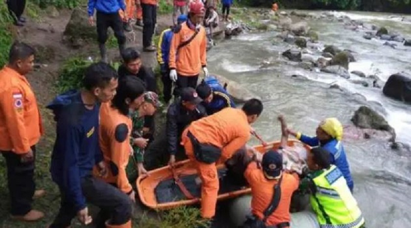 At least 25 dead in Indonesia bus plunge