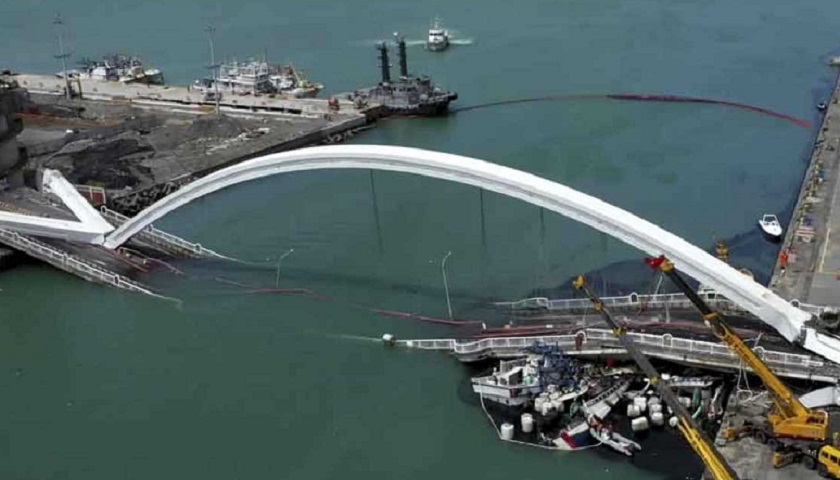 इन्डोनेसियामा पुल भत्किँदा ७ जनाको मृत्यु