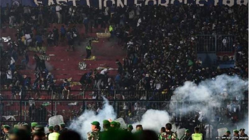 इन्डोनेसिया : फुटबल स्टेडियममा भएको हिंसामा मृत्यु हुनेको संख्या १७४ पुग्यो