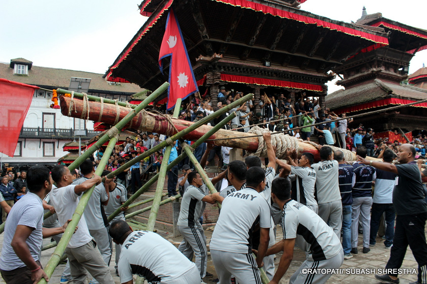 इन्द्रजात्रा सुरु, इन्द्रजात्राको लिङ्गो ठड्याएर यसरी गरियो इन्द्रध्वजोत्थान (तस्विर/भिडियो)