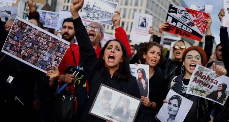 हिजाब विरोधी प्रदर्शन चर्किएकै बेला तेहरानले बोलायो बेलायत र जर्मनका राजदूत