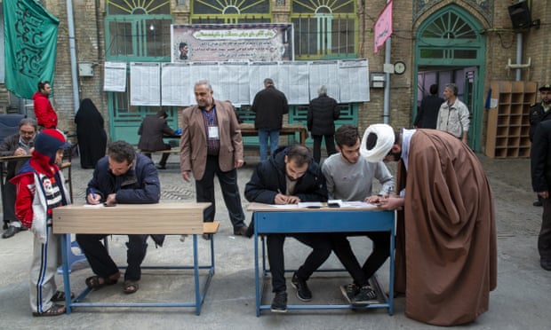 इरानको संसदीय निर्वाचनः अनुदारवादी समूहले विशाल मतान्तरले विजय हाँसिल गर्ने सङ्केत