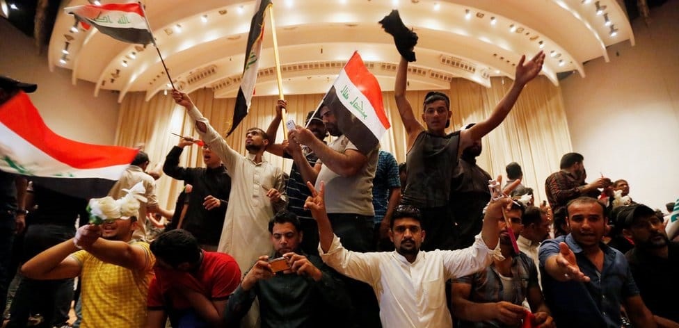 इराकमा सयौँ प्रदर्शनकारी संसद भवन पसे