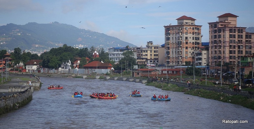 थापाथलीदेखि सुन्दरीघाटसम्म जलयात्रा (फोटो फिचर)