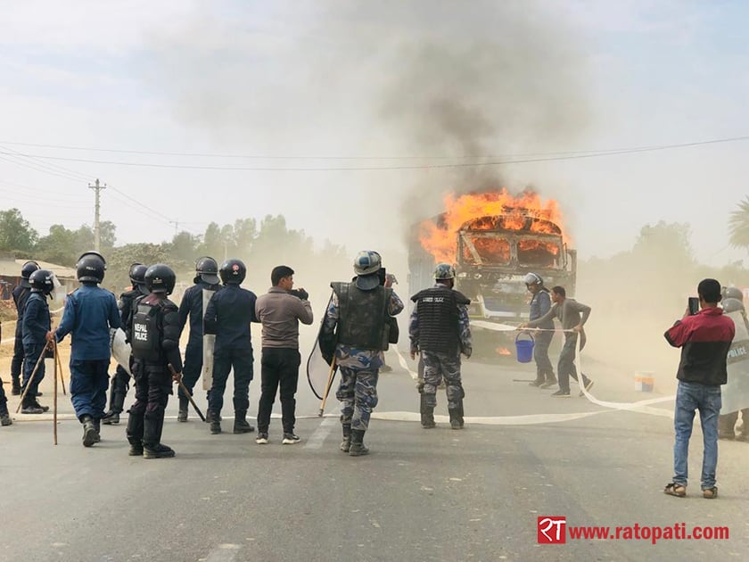 जनमत पार्टी कार्यकर्ताद्वारा ट्रकमा आगजनी, दर्जनौँ गाडी तोडफोड