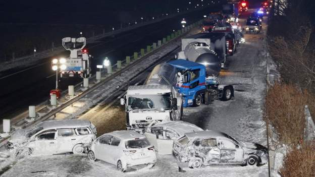 जापानमा हिमपातसहितको आँधीका कारण १३० कार एक आपसमा ठोक्किए (तस्बिर)