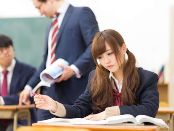 जापानमा रुवाउने शिक्षकको ट्रेन्ड, तनाव मुक्त हुनका लागि हँसाउनुको साटो रुवाउनमा जोड