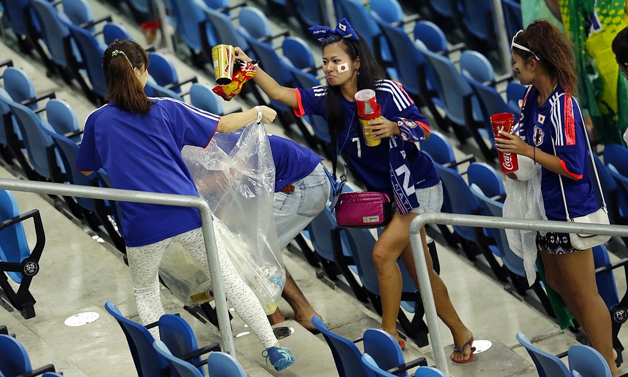 विश्वकपमा खेल सकिएपछि रङ्गशाला सफा गरेर जापानका फ्यानले जिते संसारको मन