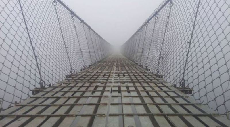 मुगुमा झोलुङ्गे पुल जीर्ण, स्थानीय जोखिम मोलेर तर्न बाध्य