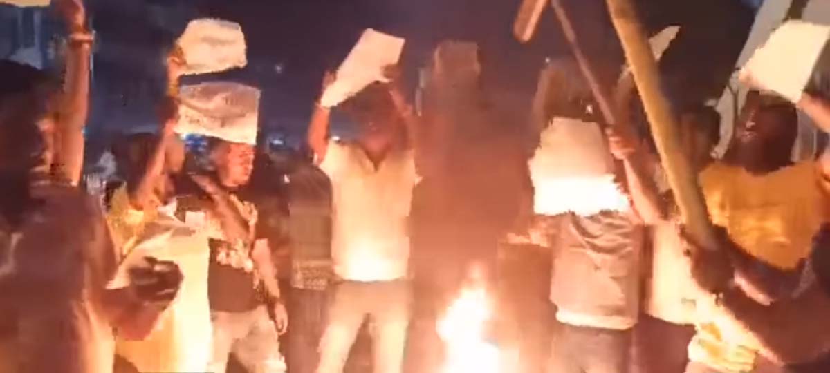 Party cadres burn effigy of JSP Chair Yadav in Birgunj expressing dissatisfaction on picking of ministers