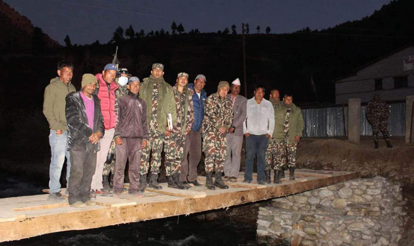 सेना र प्रहरीले पुल बनाइदिएपछि हाटसिंजावासीलाई मतदान गर्न जान सहज