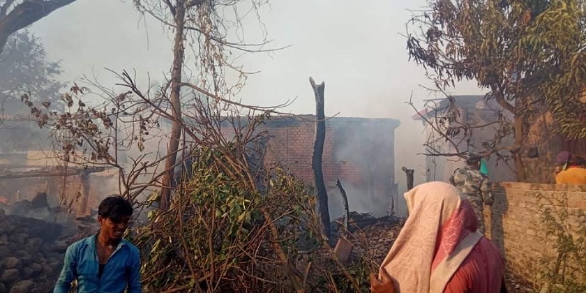 खरानी बन्यो कपिलवस्तुको गुगौली गाउँ :   ४९ घर–गोठ  जलेर नष्ट, २ सय  मानिस घरवार विहीन