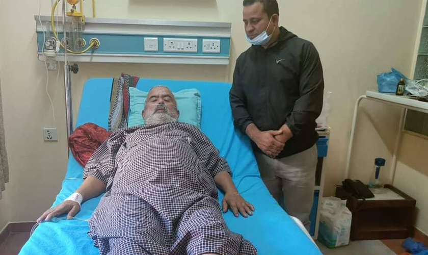कलाकार रामचन्द्र अधिकारी 'काजी साप' अस्पताल भर्ना