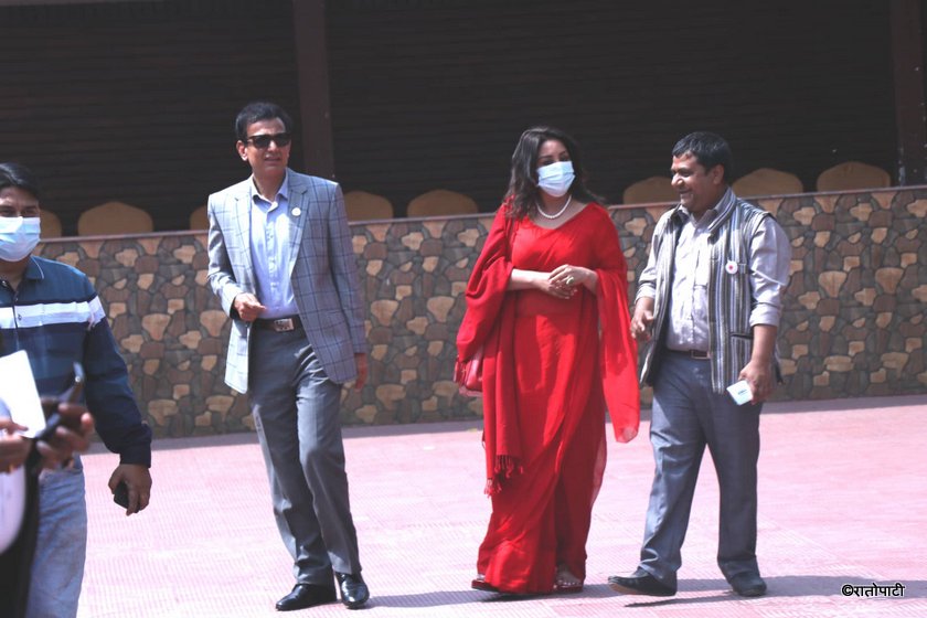 रातो साडीमा करिश्मा ‘कामरेड !’