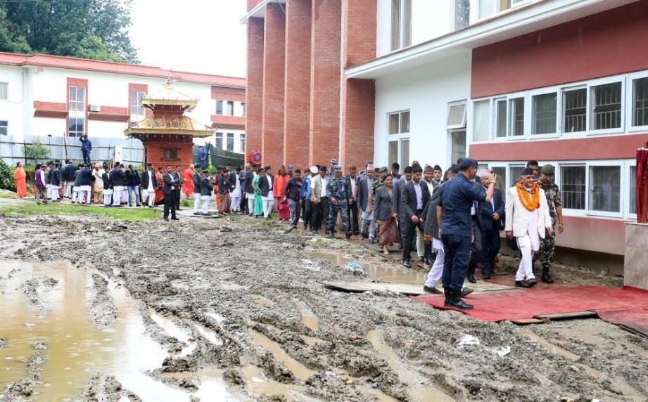हिलोमाथि रातो कार्पेटको जात्रा : प्रधानमन्त्रीको समृद्धि यात्रा
