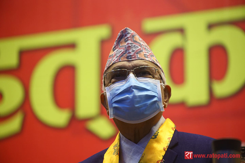 एमाले अध्यक्ष ओली नेपाल–भारतबीचको फुटबल हेर्न रंगशालामा