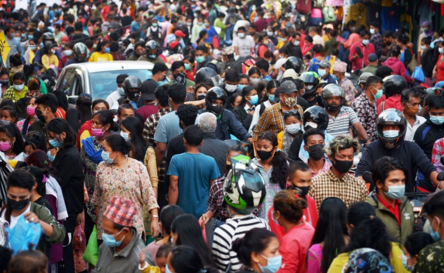 काठमाडौंको फुटपाथमा जोखिमपूर्ण पैदलयात्रा (फोटो फिचर)