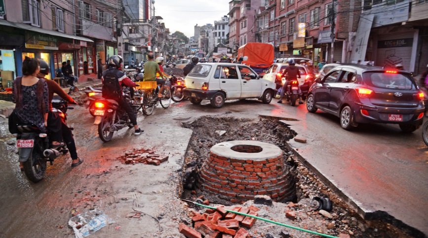 काठमाडौंका सडकको दुर्दशा : पानी परे हिलाम्मे, घाम लागे धुलाम्मे (फोटोफिचर)