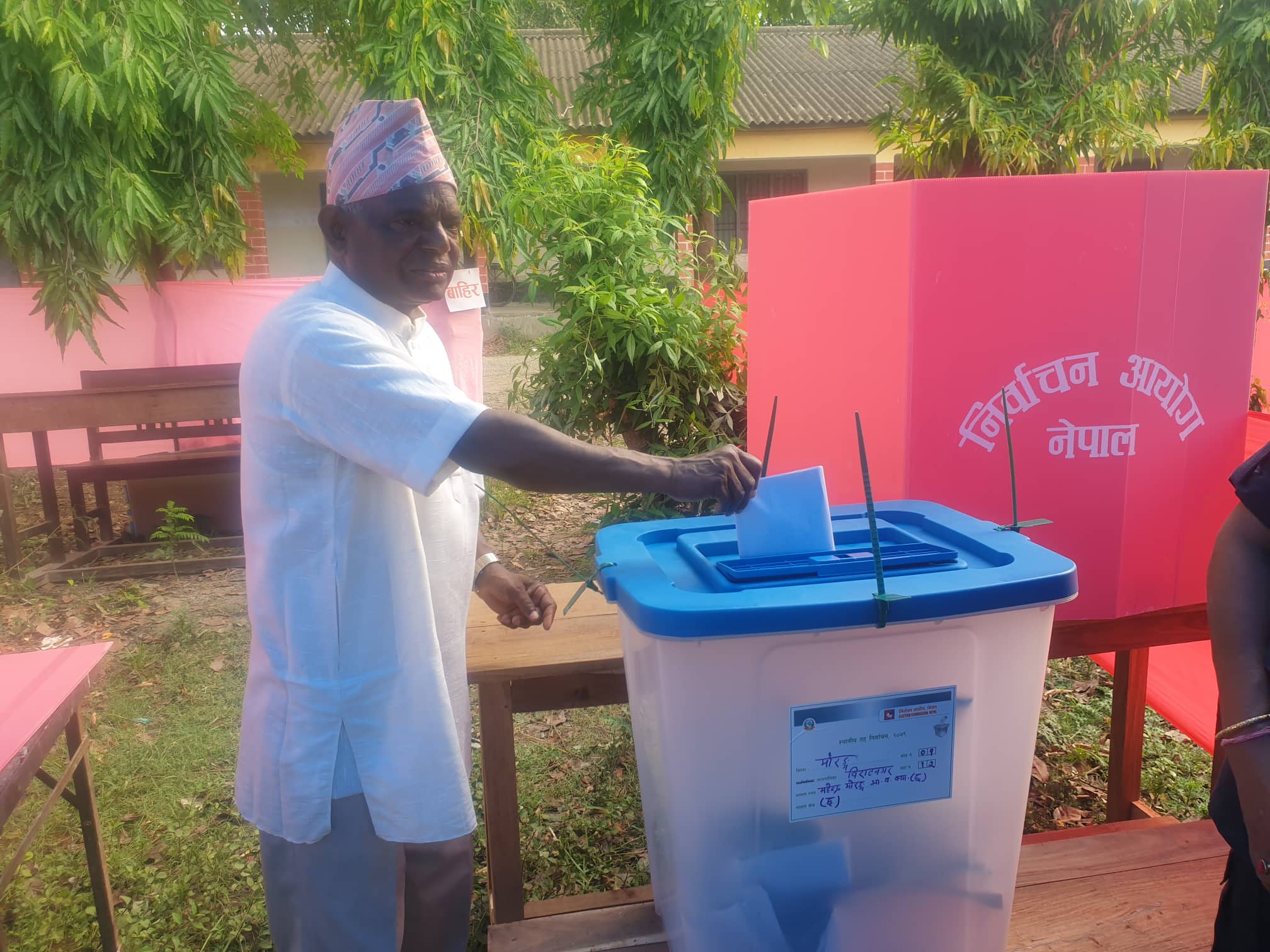 पूर्वमन्त्री पण्डितले गरे मतदान