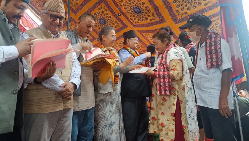 भरतपुर महानगरपालिकामा भूमिहीन सुकुम्वासीहरूलाई जग्गाधनी प्रमाणपूर्जा वितरण