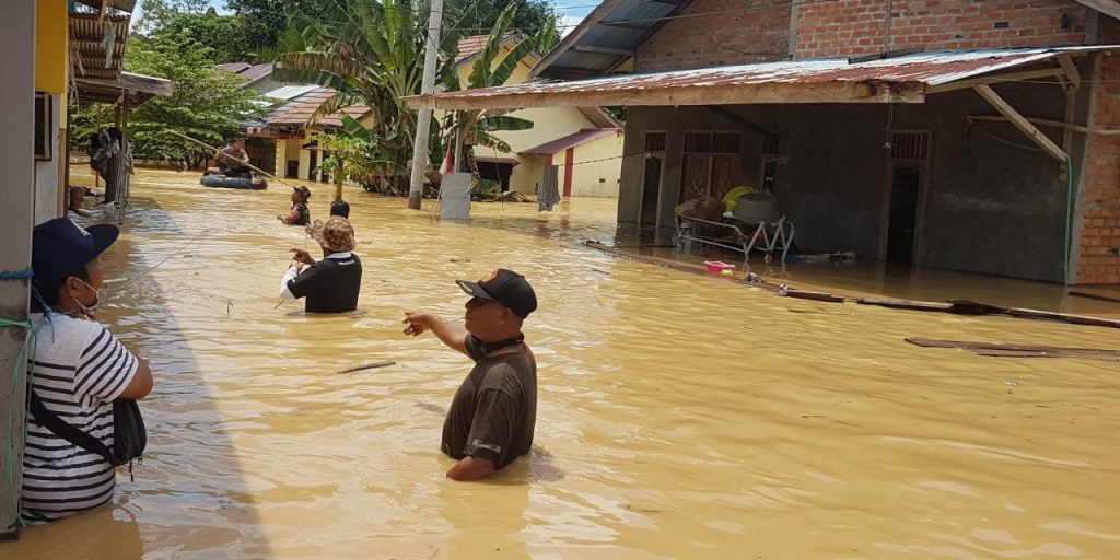 20 killed, 5 missing as flash floods, landslides hit central Indonesia