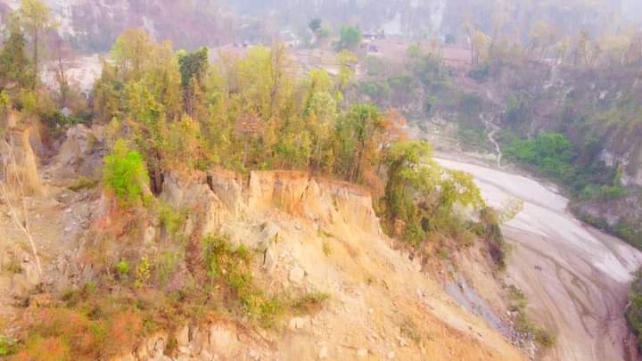 पहाड पूर्वतर्फ ठेलिँदै जाँदा तीनतलेको पहिरो : भूगर्भविद्