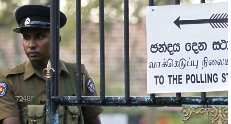 श्रीलंकामा राष्ट्रपति चुनाव : मतदाता चढेको गाडीमा गोलीबारी