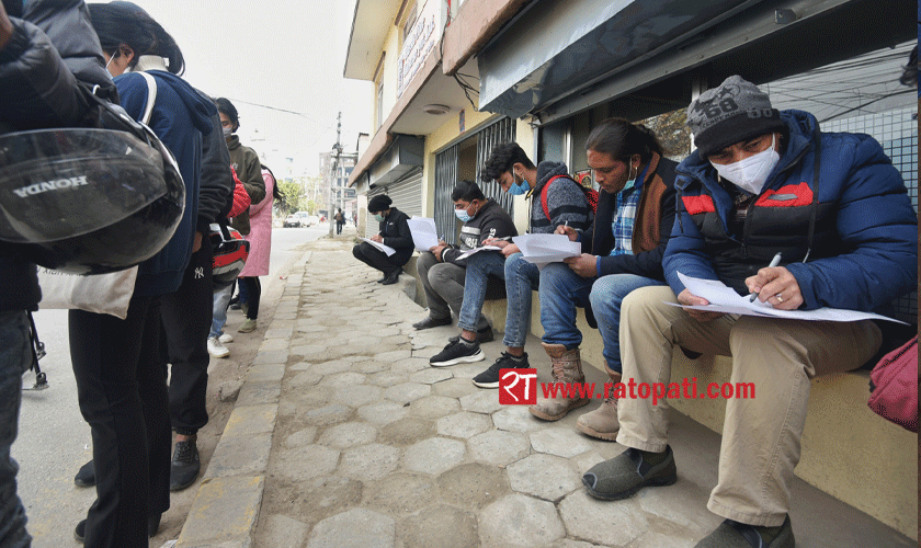 काठमाडौंमा मतदाता नामावलीमा नाम दर्ता गर्नेहरुको घुइँचो (फोटोफिचर)
