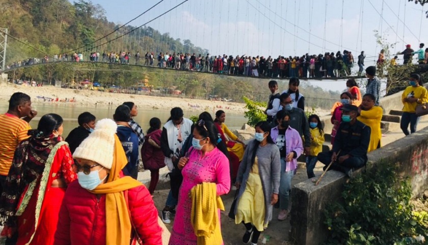 कोरोना संक्रमणको ग्राफ बढ्दो, झापामा स्वास्थ्य मापदण्डको छैन पालना