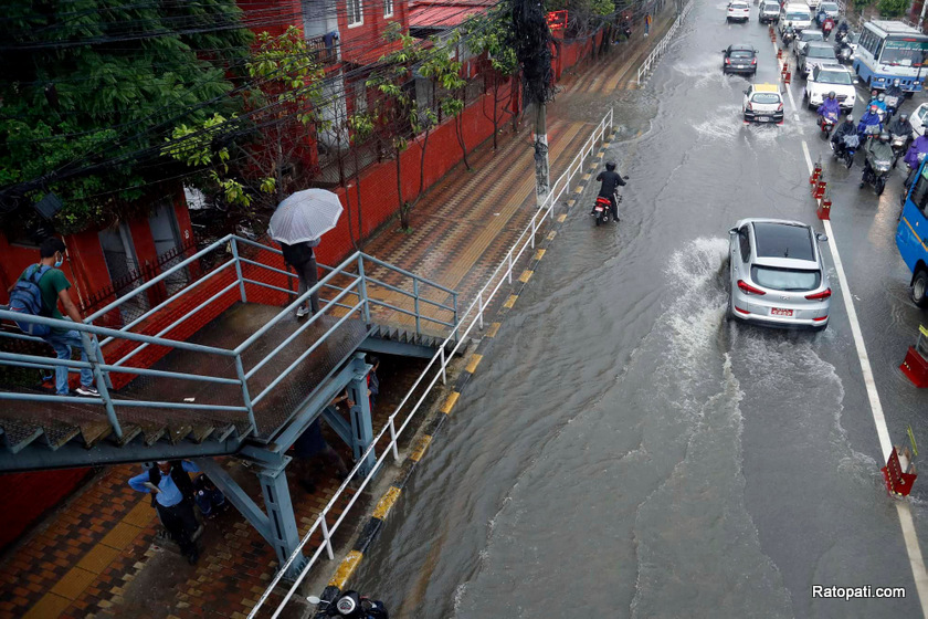 काठमाडौँको मुख्य सडकमै ढल बग्छ, व्यवस्थापनमा ध्यान दिऔँ : सांसदहरू