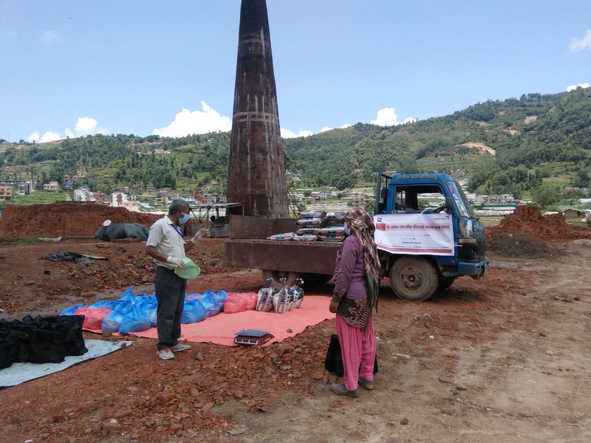   इँटा उद्योगका मजदुरहरुलाई राहत वितरण