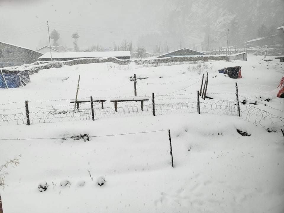  हिमपातले मनाङमा सडकसँगै टेलिफोन र इन्टरनेट सेवा पनि अवरुद्ध