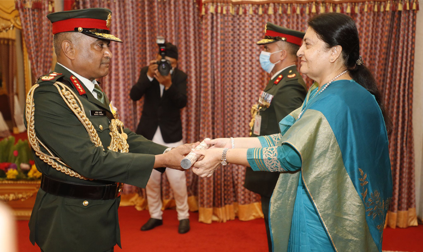 भारतीय स्थल सेनाध्यक्ष पाण्डेलाई नेपाली सेनाको मानार्थ महारथी पद प्रदान