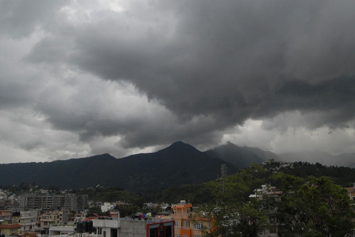 Light rainfall along with thunderstorm predicted