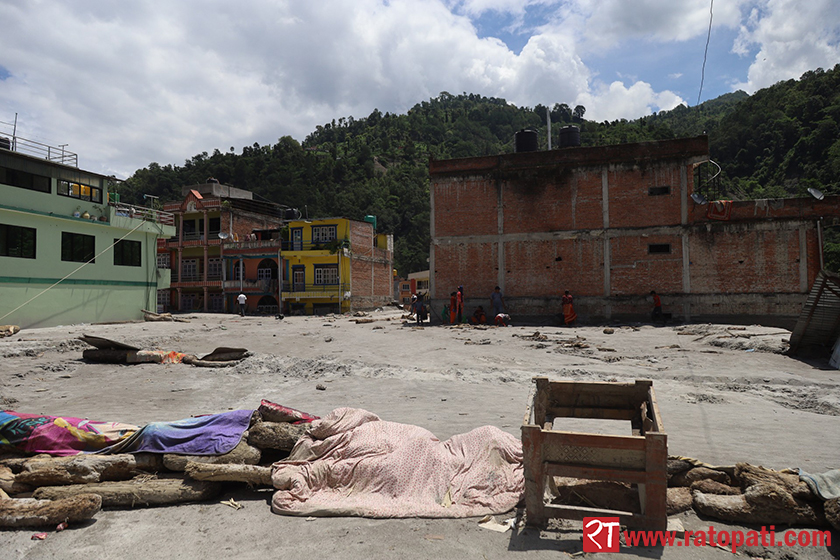 नेपाली काँग्रेसद्वारा मेलम्चीका १५० घर परिवारलाई राहत वितरण